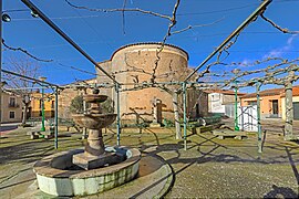 La fuente y trasera de la Iglesia en La Encina.jpg