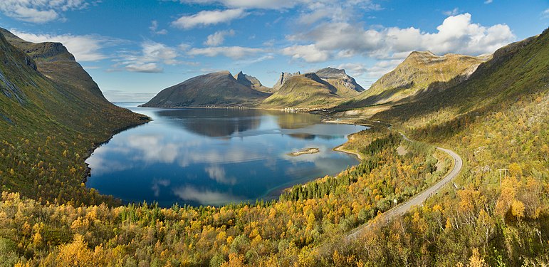 "Wide_view_to_Bergsbotn,_Senja,_Troms,_Norway,_2015_September.jpg" by User:Ximonic