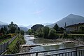 Die Dornbirner Ache im Stadtgebiet Dornbirns. Im Hintergrund das Stadtspital und rechts der Karren mit dem Staufen