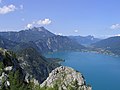 Attersee- und Mondseegebiete der Gemeinde (Burgau, Blick westwärts vom Höllengebirg auf den Schafberg)