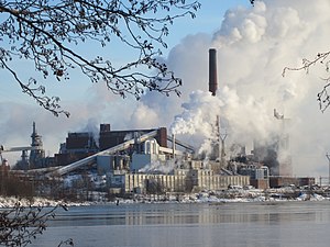 Sunilan tehtaat ja asuinalue. "Maailman kaunein tehdasrakennus" talvella kuvattuna Kymijoen Huumanhaaran yli. Valokuva: Janiwiki0