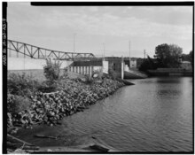 LEVEE BETWEEN HARBOR AND MISSISSIPPI RIVER. VIEW TO SOUTH. - Commercial and Industrial Buildings, Dubuque Ice Harbor, Dubuque, Dubuque County, IA HABS IOWA,31-DUBU,13-AQ-9.tif