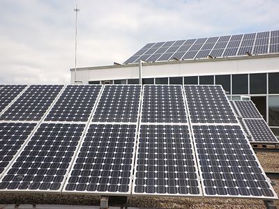 Español: Placas solares en la azotea de la Facultad de Ciencias Económicas y Empresariales