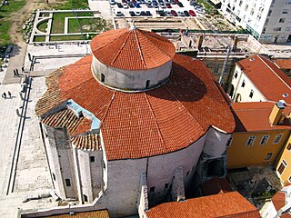 English: Roof of St. Donat