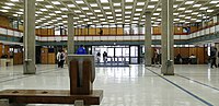 Hall de la entrada principal de la Biblioteca de la Universidad de Concepción.