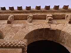 Canecillos de la galería porticada de la Iglesia de San Miguel (San Esteban de Gormaz).jpg