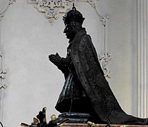 Innsbruck Hofkirche Grabmal Kaiser Maximilian I Bronzefigur Maximilian von O.jpg