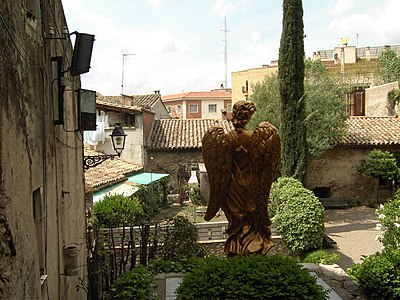 Català: Jardí de l'Àngel, al costat de la muralla. Italiano: Giardino dell'Angelo, accanto al muro.