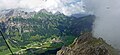 ... Köllenspitze mit Kelleschrofen, ?... Schneid ... Hahnenkamm. Tannheimer Tal mit der Ortschaft Nesselwängle