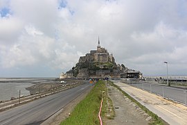 Вид с дамбы на гору святого Михаила - Мон-Сен-Мишель (Mont Saint-Michel) - panoramio.jpg