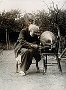 1921-09-13 Aldershot Isaac Lamb 103 years old and gramophone.jpg