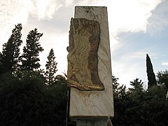 Monumento ai Caduti- Corato.jpg