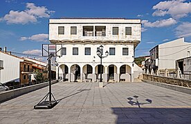 Pista deportiva y antiguo cine en Ledrada.jpg