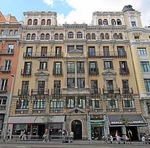 N.º 12, edificio construido en/built in 1914. La planta baja alberga el Bar-Museo Chicote / The ground floor houses the Bar-Museum Chicote