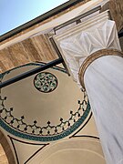 Pamje nga afër e portikut të xhamisë së Ali Pashës në Ohër.jpg