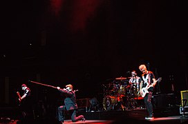 U2 in Glasgow (22883737825).jpg