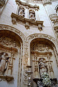 Esculturas pétreas en un lateral de la Capilla Real (Catedral de Sevilla).jpg