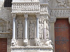 Portal-Weltgericht-Statuen zw.Säulen u.Pilastern aufgestellt-Heilige u.Apostel von Li.nach Re.Bartholomäus,Jakobus der Ältere,Der heilige Trophimus,Johannes&Petrus.