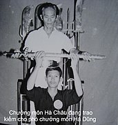 Vo-su-ha-chau-chuong-mon-hong-gia-quyen-trao-kiem-ha-dung.jpg