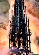 Drugie miejsce: Iglica katedry Notre-Dame sfotografowana z mostu św. Ludwika podczas pożaru w dniu 15 kwietnia 2019 roku. – Uznanie autorstwa: LEVRIER Guillaume (CC BY-SA 4.0)