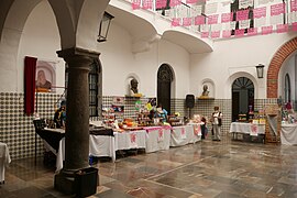 Feria de productos locales en el edificio municipal de PRI en Puebla 04.jpg