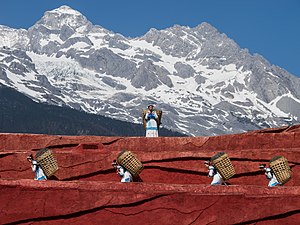 #4: Lijiang, Yunnan, China: Nakhi people carrying the typical baskets of the region – Attribution: CEphoto, Uwe Aranas / Cccefalon (CC BY-SA 3.0)