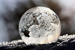 Third place: Frosted bubble. – Nimeä: Danielarapava (CC BY-SA 4.0)