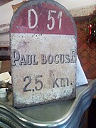 Fausse borne indiquant le restaurant de Paul Bocuse.jpg