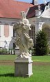 Herbst. Allegorische Statue im Lamberger Schlosshof