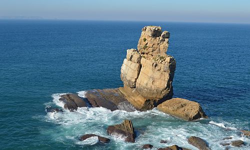 Rock in the coast of Peniche. By Beatrizpereirap, CC-BY-SA-3.0.