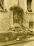 Edicola con la quattrocentesca fontana di Mezzocannone e la statua di Alfonso II (1880-ca).jpg