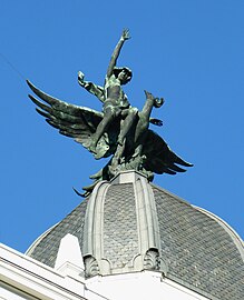 Estatua del Ave Fénix sobre el Edificio Madrid-París