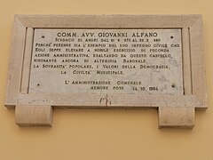 Lapide in pietra indicante la commemorazione dell’ex sindaco Giovanni Alfano, posta su una parete interna del castello Doria-Angri (Sa).jpg