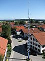 Blick über den Stadtteil Gelting vom Turm der St.-Benedikt-Kirche in Richtung Osten, im Vordergrund ein Maibaum