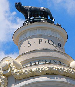 Loba Capitolina, escultura añadida a la esquina elevada del N.º 18 de Gran Vía