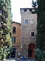 torre del convento; a sinistra, l'ingresso della scalinata d'accesso alla basilica