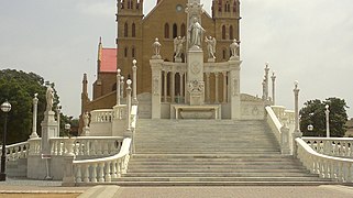 St.patrick's cathederal Christ the King Monument with stairs.jpg