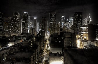 Vista aérea nocturna de la ciudad de Nueva York, Estados Unidos.