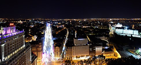 Vista desde la Torre de Madrid, dirección sureste. Al fondo a la derecha (iluminados en blanco) el Palacio Real, detrás la Catedral de la Almudena.