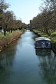 Agde, branche du canal, après le canal rond, en direction de l'Hérault. À l'arrière plan, silhouette de la cathédrale.