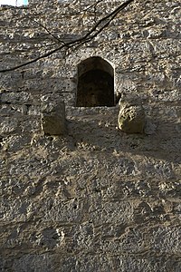 Burgstall Strahlenfels - Burgruine Wildenfels - Rundbogiger Hocheingang des Bergfriedes mit zwei Kragsteinen, die früher eine hölzerne Plattform trugen (Januar 2012)