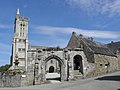 Saint-Jean-du-Doigt : l'enclos paroissial et l'église, vue d'ensemble