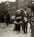 Thumbnail for File:Gekleed in een modieus mantelcostuum, wandelt de beroemde actrice Asta Nielsen in 1920 met haar, SFA022003018.jpg