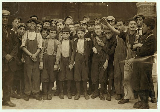 "All_in_photos_worked_(even_smallest_girl_and_boys)_and_they_went_to_work_at_(noon)_12-45._Some_of_the_following_boys_and_girls_mey_be_14,_many_are_not._John_Gopen,_189_Elm_St._Joseph_Stonge,_LOC_nclc.02328.jpg" by User:Fæ