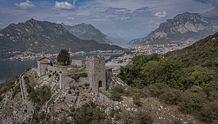 Castello Innominato e Lecco.jpg