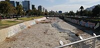 Punto en donde se encuentran el río Mapocho con el canal San Carlos, a la altua de la avenida ueva Tobalaba. Marzo de 2020.