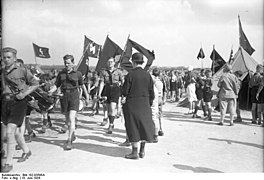 Bundesarchiv Bild 102-03588A, Berlin, Hitlerjugend auf dem Tempelhofer Feld.jpg