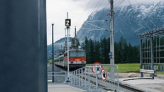 Einfahrender Zug Bahnsteig Bahnhof Bad Mitterndorf.jpg