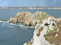 Français : La Pointe de Dinan, vue d'ensemble 2 ( à l'arrière-plan, la côte nord de la Rade de Brest en direction de la Pointe Saint-Mathieu)