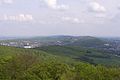 Blick vom Aussichtsturm Hünenburg bei Bielefeld auf den Kamm des Teutoburger Waldes in Richtung Südosten